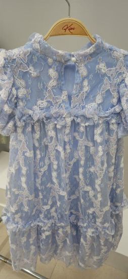 صورة فستان سماوي مع الكسرات الجميله من التل